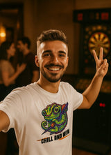 Mann mit einem Darts-T-Shirt, der entspannt auf einem Feld steht. Im Mittelpunkt des Motivs ein Chamäleon mit Dartspfeil