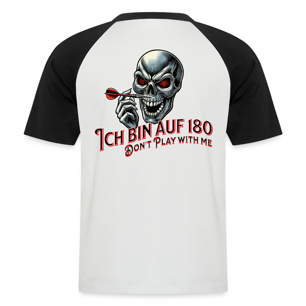 Baseball Darts T-Shirt Motiv "Auf 180" fuer Maenner (Druck hinten) - Weiß/Schwarz