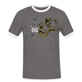 Kontrast Darts T-Shirt Motiv "Next Big Points" fuer maenner (druck vorne) - Dunkelgrau/Weiß